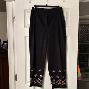 Larry Levine Black Cropped Pants with Floral Embroidery